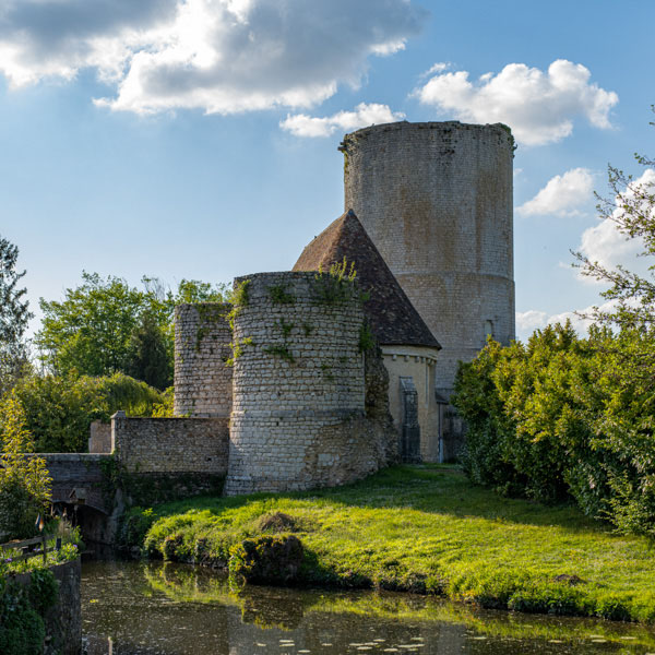 Le donjon historique en pierre du château médiéval entouré de douves à Alluyes, Eure-et-Loir